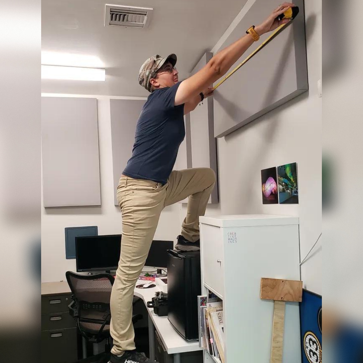 Employee of the Month style: Navy Polo and Slim Thick Denkhakis