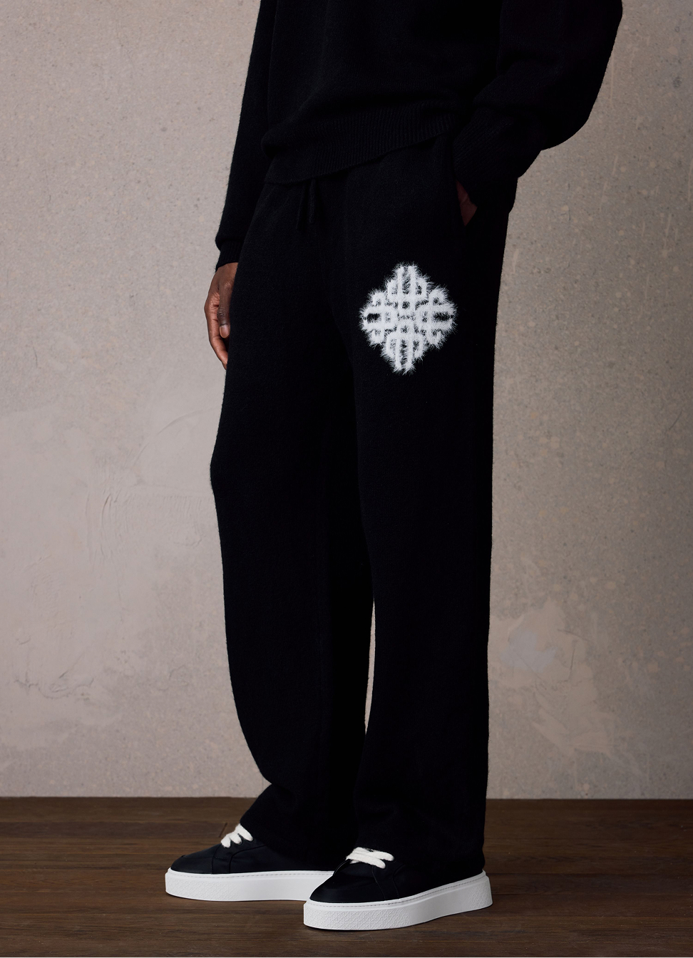 EMBLEM FLUFFY KNIT JOGGERS