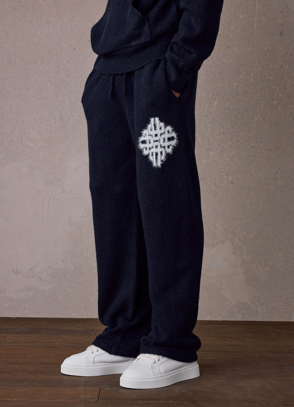 EMBLEM FLUFFY KNIT JOGGERS