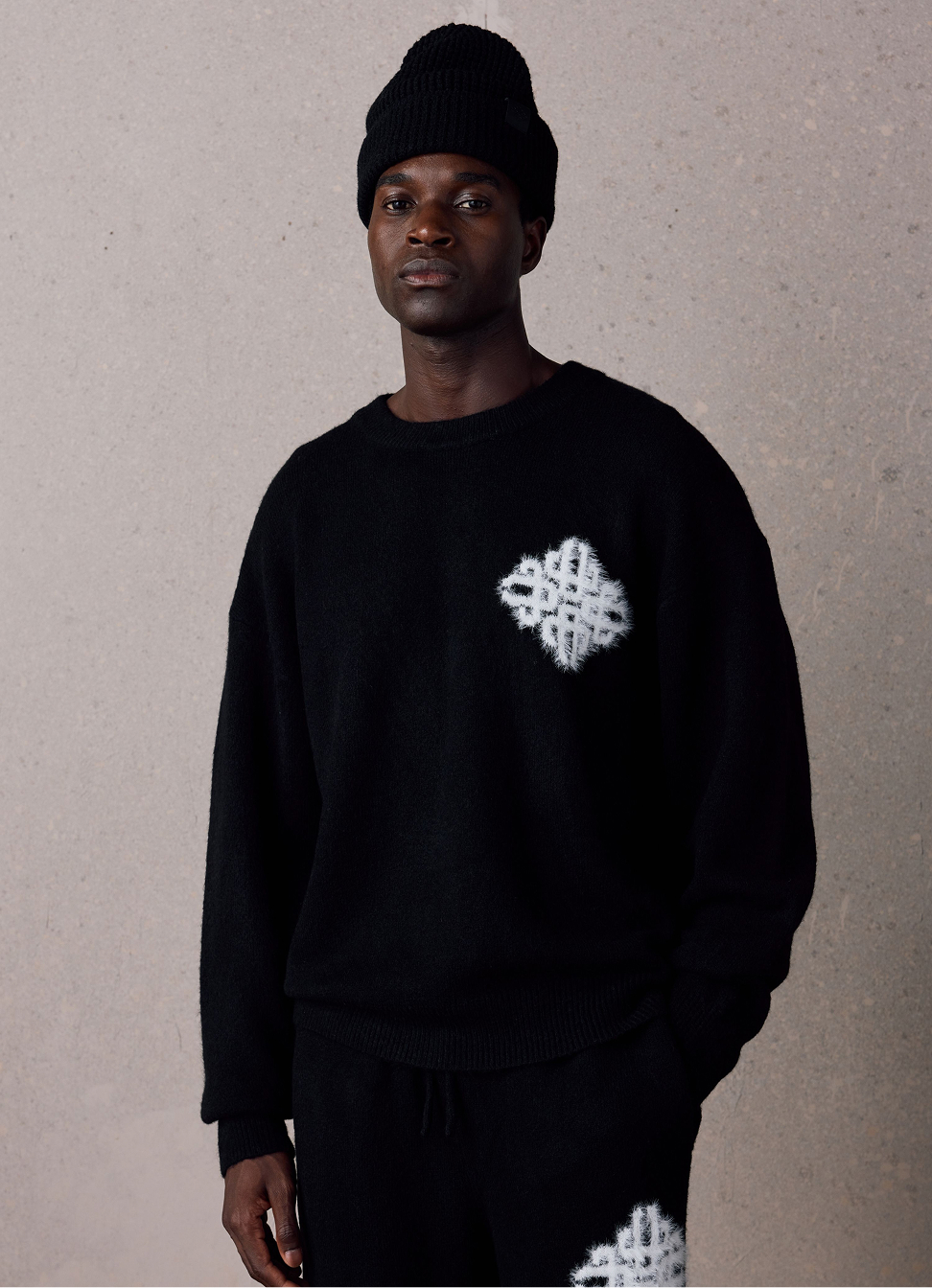 EMBLEM FLUFFY KNIT CREW