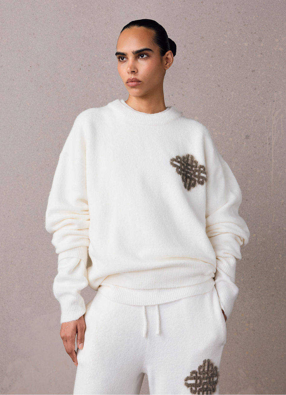 EMBLEM FLUFFY KNIT CREW