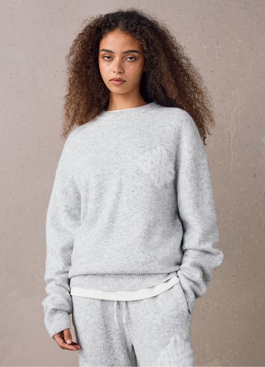 EMBLEM FLUFFY KNIT CREW