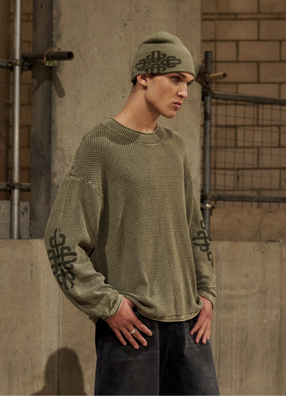 WASHED EMBLEM KNIT CREW