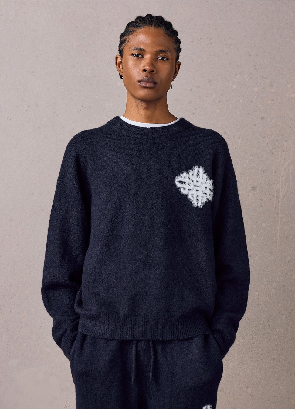 EMBLEM FLUFFY KNIT CREW