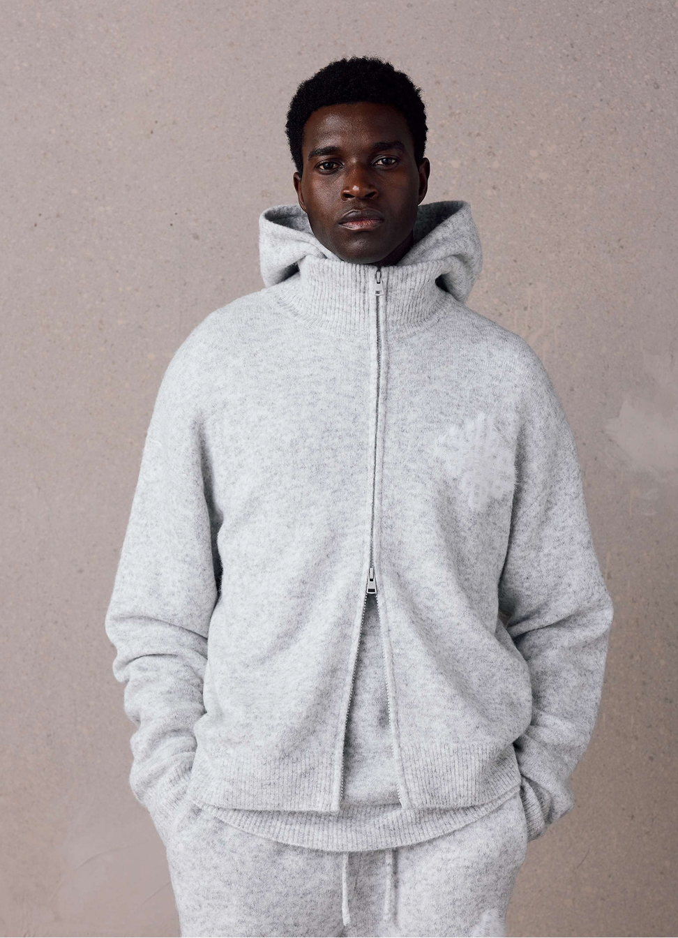 EMBLEM FLUFFY KNIT FUNNEL NECK