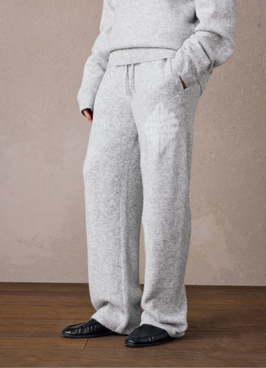 EMBLEM FLUFFY KNIT JOGGERS