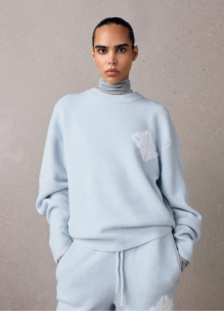 EMBLEM FLUFFY KNIT CREW