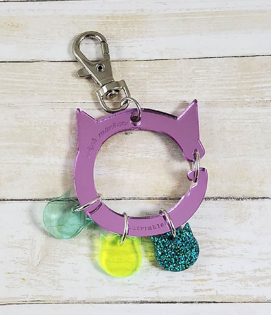 A stitch marker holder shaped like a cat >>