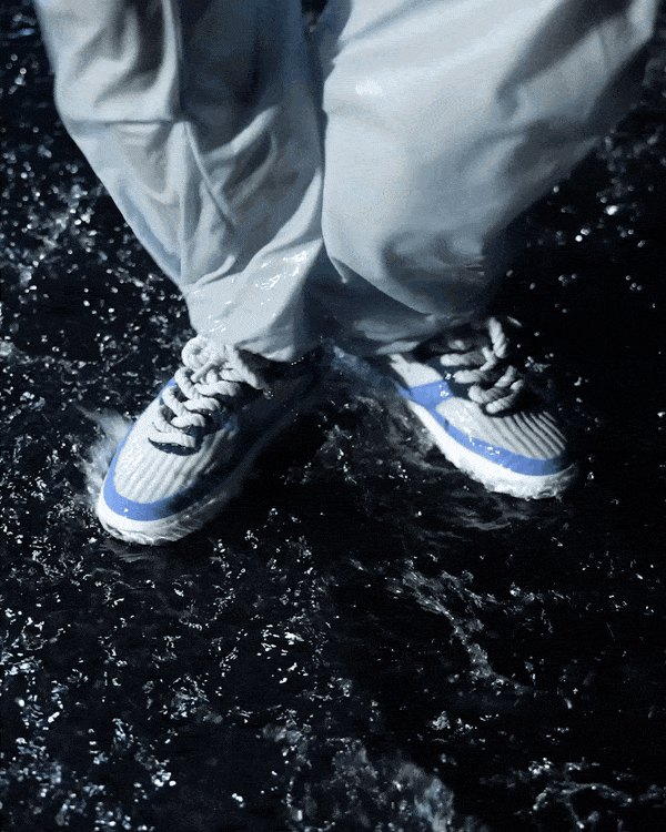 Blue Jade low-top, dancing in the puddle