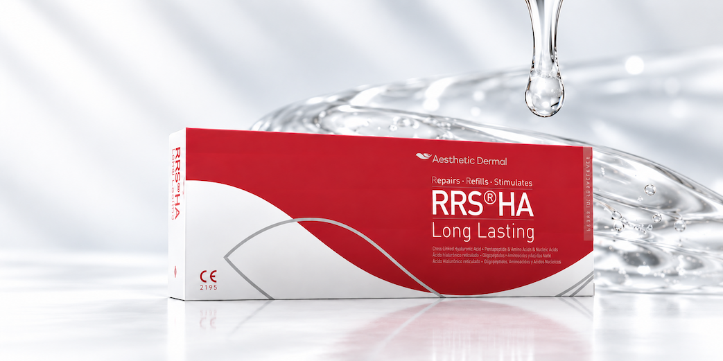 RRS HA Long Lasting z kroplą serum nawilżającego w minimalistycznej, klinicznej scenerii