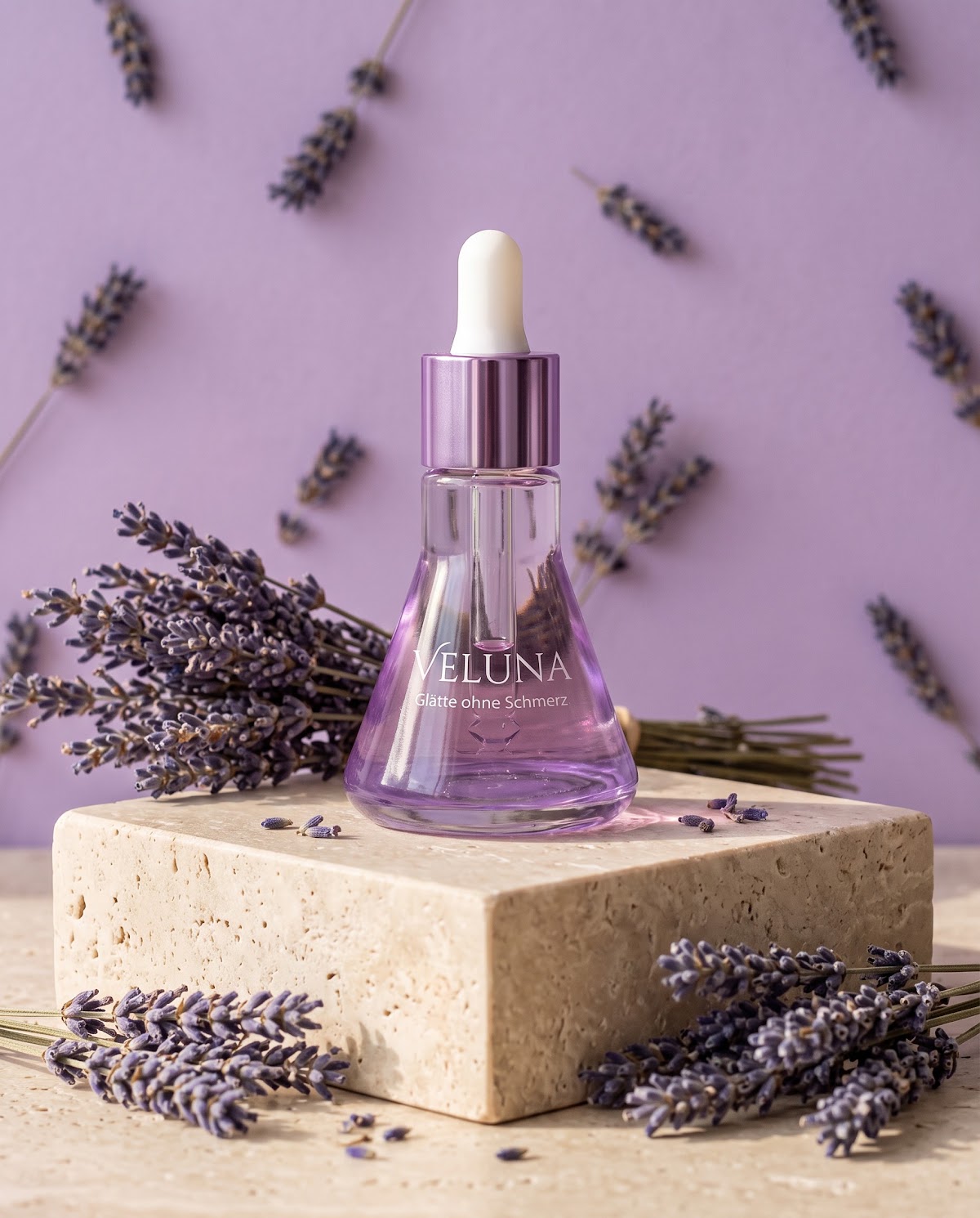 Veluna Serum auf einem Steinpodest mit Lavendel