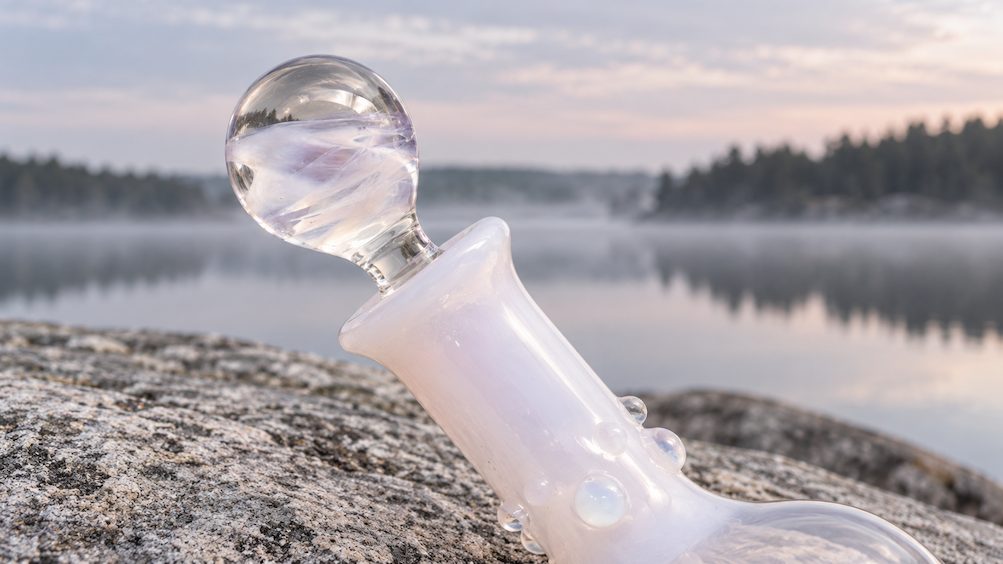 Morgondagg, opalescent blush glass over a misty Swedish lake