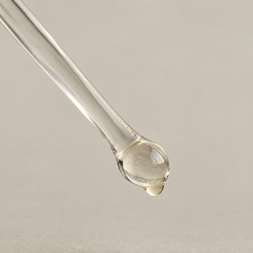 Glass applicator wand with glistening precision