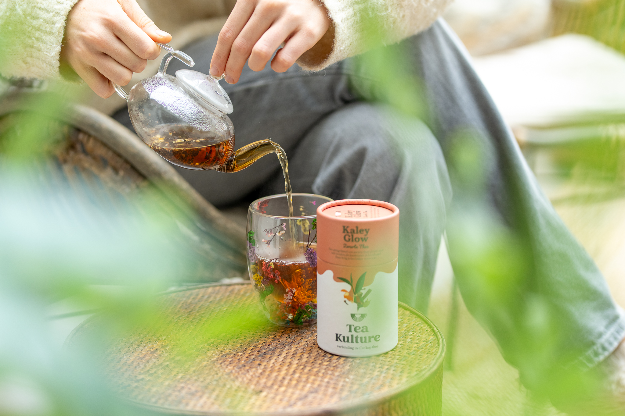 Thee wordt ingeschonken naast een blik Tea Kulture Kaley Glow