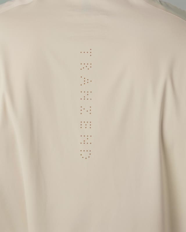 冰感釘釦 Polo 背部透氣孔細節