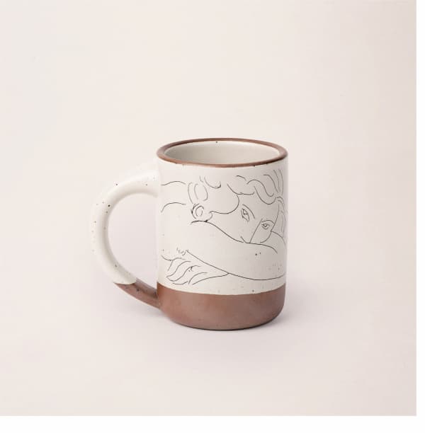 The Mug Jeune femme le visage enfoui dans les bras
