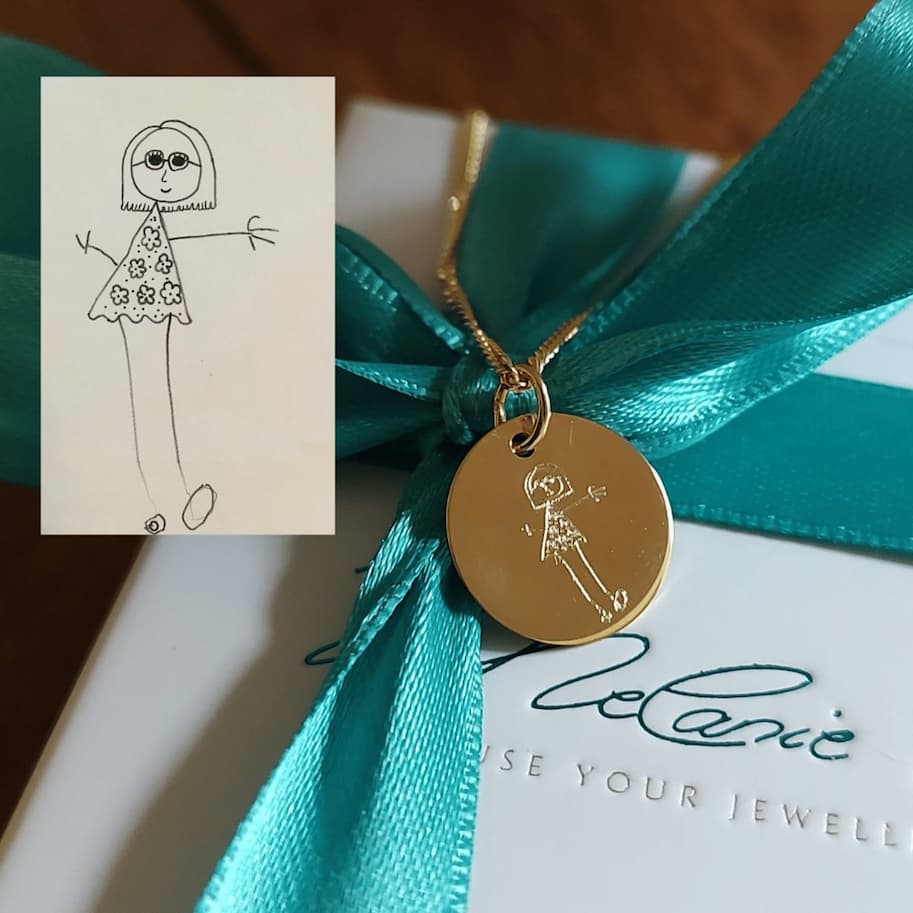 Kinderzeichnung auf Schmuck gravieren