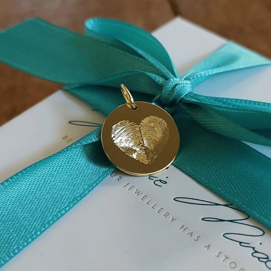 Fingerabdruck auf Schmuck gravieren