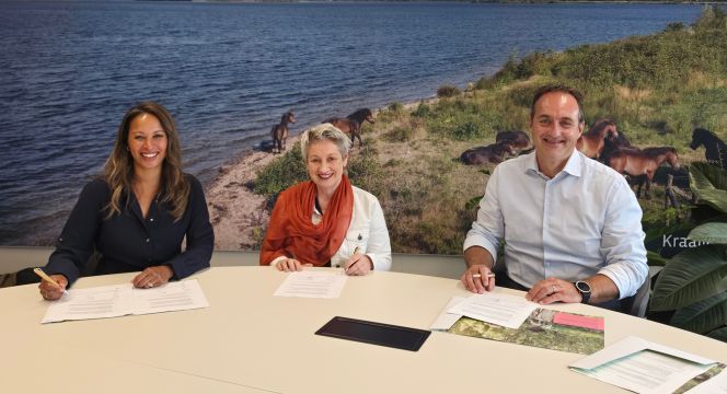 Vertegenwoordigers van Inprevo en woningcorporatie Mooiland