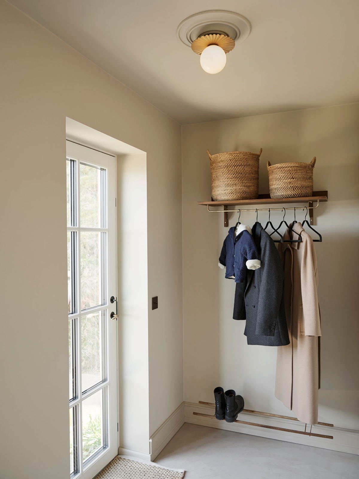 The wavy backplate of the Liila Muuse lamp echoes the ceiling decorations of old houses