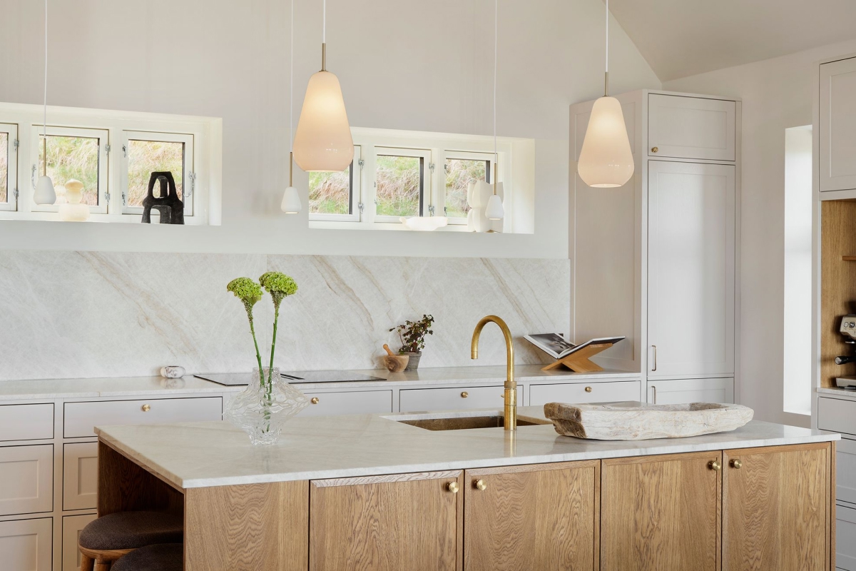 A row of small Anoli Spot pendant lamps hangs above the countertop